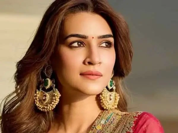 বিশ্বের সেরা ১০ সুন্দরী অভিনেত্রীর তালিকায় চতুর্থ স্থানে বলিউড তারকা যে নায়িকা!